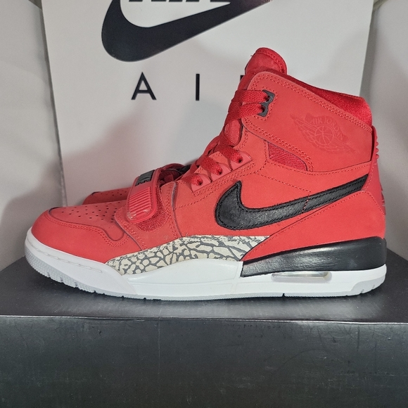 Size11.5- Jordan Legacy 312 Toro 2018 AV3922-601.... Fits Men Size 11.5, Youth S - Picture 4 of 12